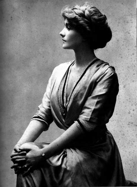 une biographie de coco chanel|Coco Chanel enfance.